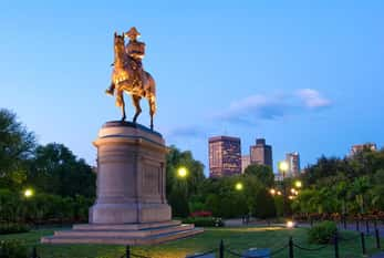 Boston Common, que se dice que es uno de los lugares más embrujados de Boston, se dice que está maldito por los muertos enterrados allí.